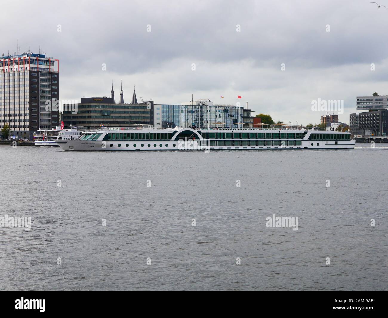 Una barca da crociera sul fiume Amstel, Amsterdam, Paesi Bassi Foto Stock