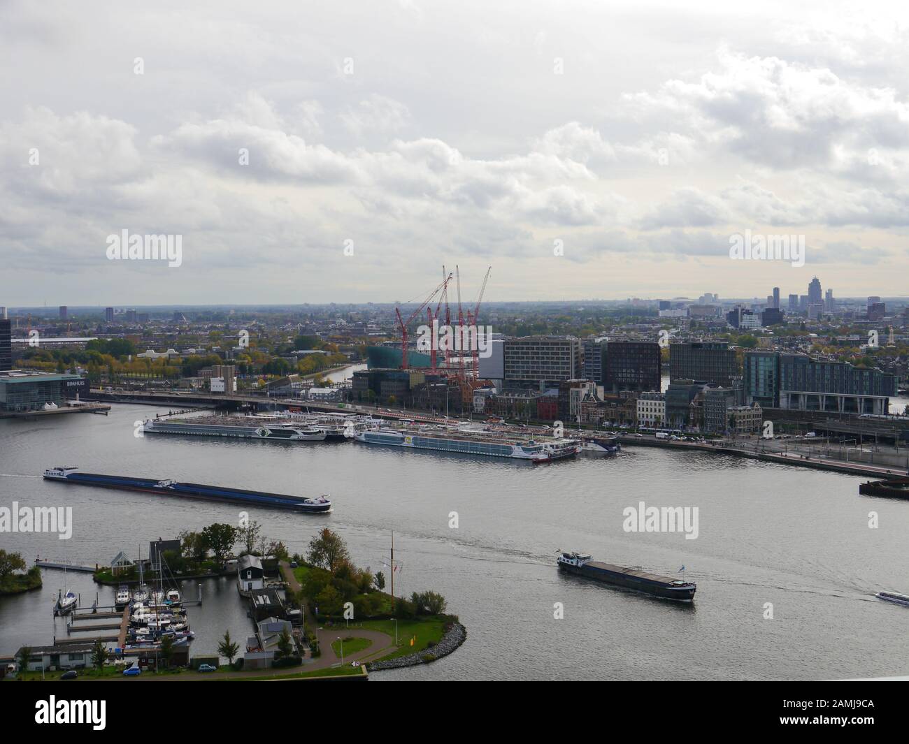 Una fotografia aerea che guarda attraverso il canale verso Amsterdam Central Foto Stock