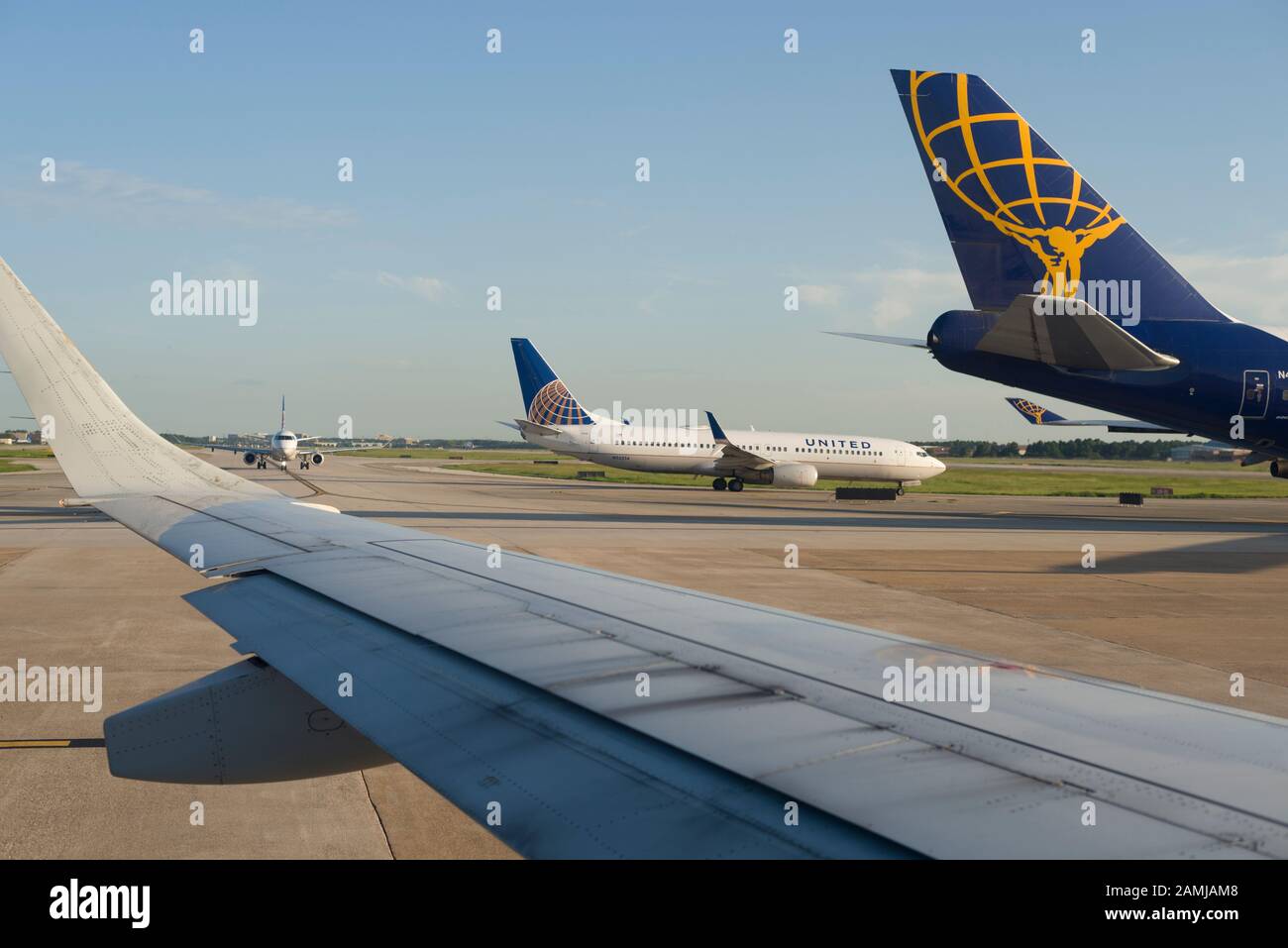 Aeroplani in pista pronti per il decollo all'Aeroporto Intercontinentale George Bush di Houston, Texas, USA Foto Stock