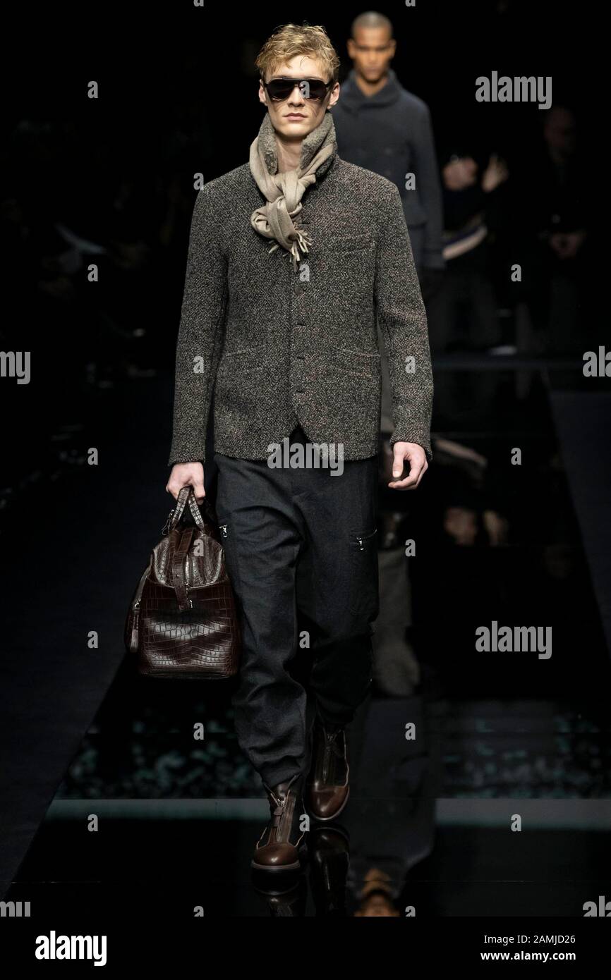 Milano, Italia. 13th Gen 2020. Giorgio ARMANI Autunno/Inverno 2020/2021 Runway durante la settimana della Moda di Milano uomini‚Äôs Gennaio 2020 - Milano, Italia 13/01/2020 | utilizzo credito mondiale: DPA/Alamy Live News Foto Stock