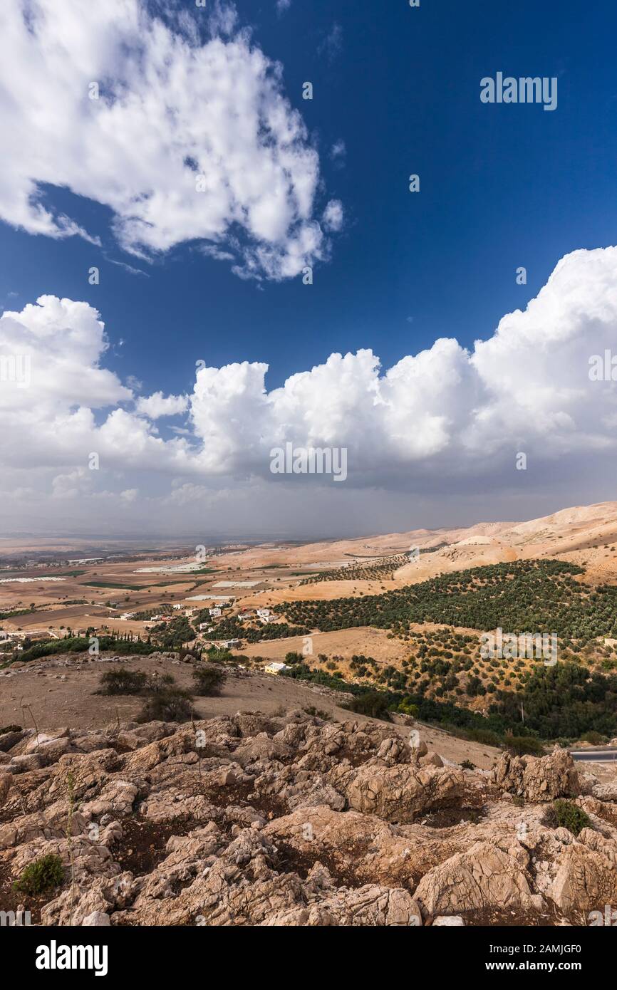 Vista della valle del Giordano, Jordan Rift Valley, da highland nei pressi di Ajloun, anche ajlun, Giordania, Medio Oriente e Asia Foto Stock