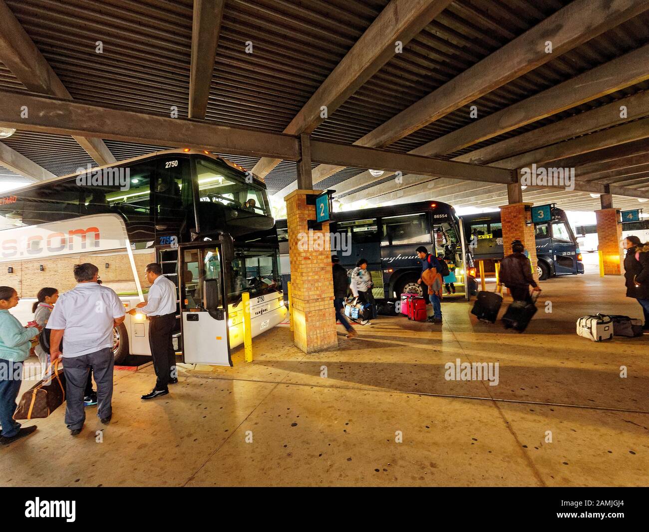 Persone a bordo degli autobus al terminal degli autobus la Plaza a Brownsville, Texas. Al confine tra Messico e Stati Uniti. L'autobus è un modo economico per viaggiare per le famiglie. Foto Stock