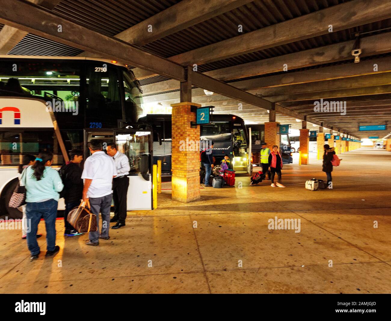 Persone a bordo degli autobus al terminal degli autobus la Plaza a Brownsville, Texas. Al confine tra Messico e Stati Uniti. L'autobus è un modo economico per viaggiare per le famiglie. Foto Stock