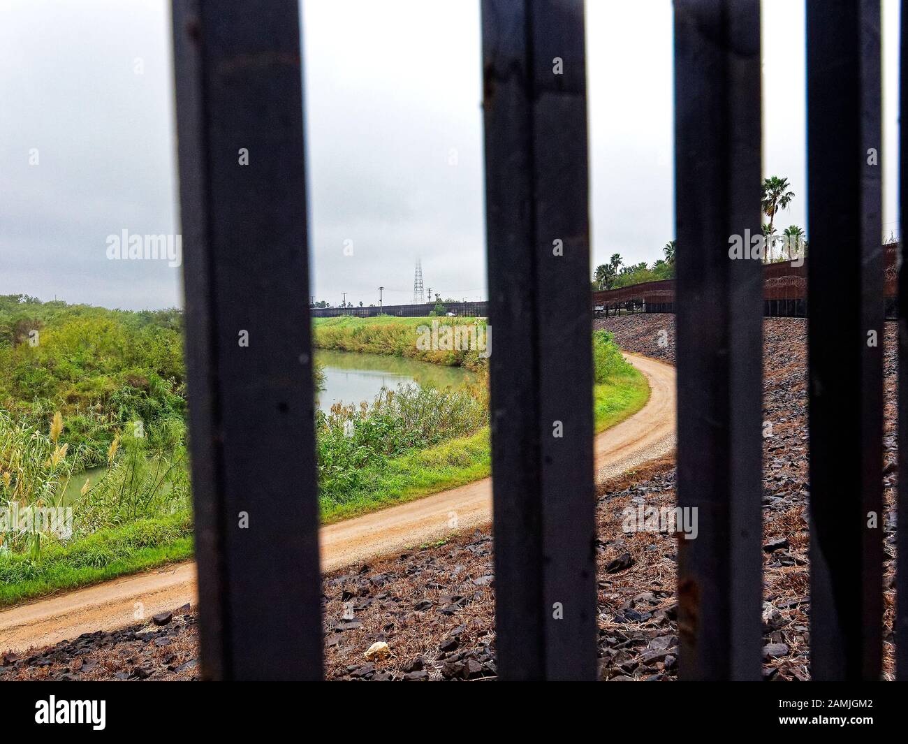 Il muro che separa gli Stati Uniti e il Messico attraversa Brownsville alla punta meridionale del Texas. La pattuglia di sicurezza dice che molti cercano di attraversare gli Stati Uniti nuotando attraverso il Rio Grande River e pensando che sarebbe più facile mescolarsi nella vita della città. E non dovranno morire di fame nel deserto. Border Patrol sedette nella sua vettura di pattuglia e aspettava. Foto Stock