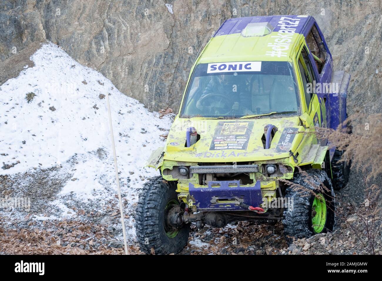 Jeep Suzuki Jimny supera gli ostacoli nella foresta Foto Stock