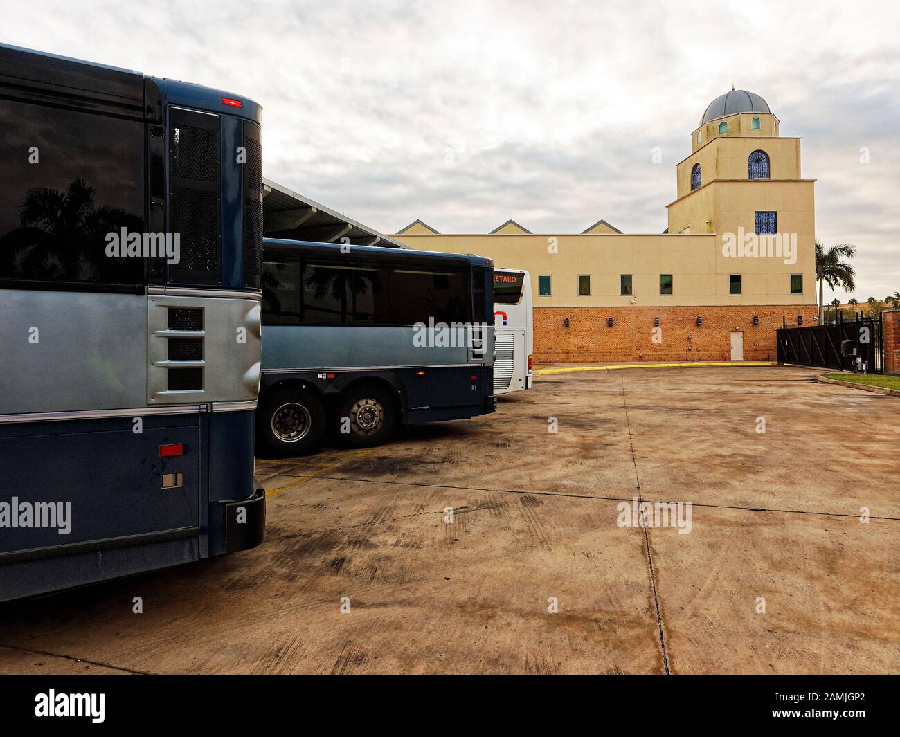 Brownsville, Texas, USA il terminal degli autobus di la Plaza a Brownsville serve la Rio Grand Valley, dove gli immigrati clandestini possono salire sugli autobus e riunirsi con i parenti che vivono negli Stati Uniti. Foto Stock