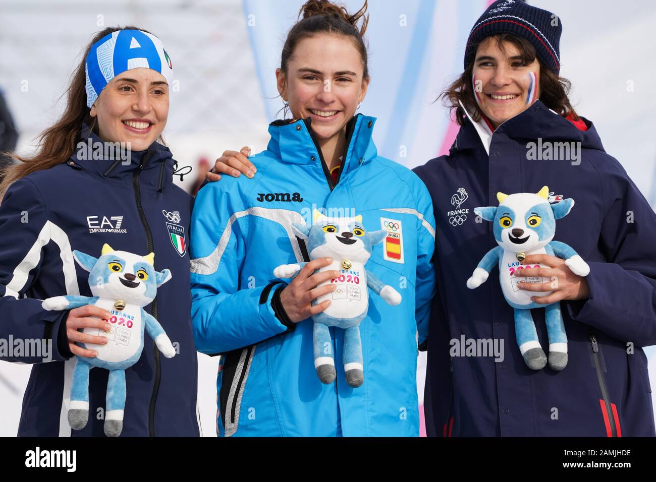 Villars, Svizzera. 13th Gen 2020. Medaglia d'oro Maria Costa Diez (C) di  Spagna, medaglia d'argento Silvia Berra d'Italia (L) e medaglia di bronzo  Margot Ravinel di Francia posa per le foto durante