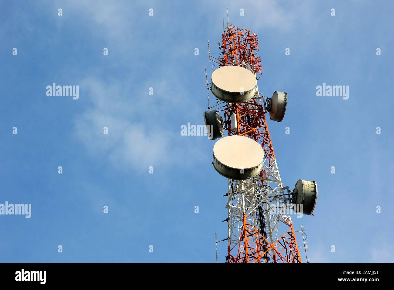 Foto di Torre di telecomunicazioni con un bellissimo sfondo cielo Foto Stock