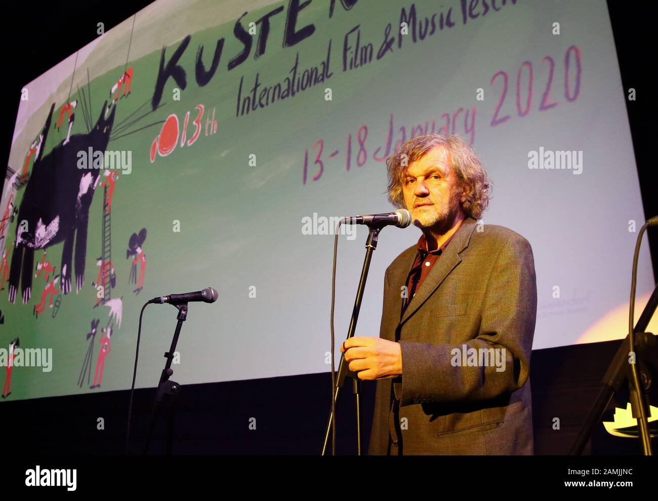 Uzice. 13th Gen 2020. Emir Kusturica, regista cinematografico, apre il 13th Kustendorf International Film and Music Festival nel villaggio serbo sudoccidentale di Mokra Gora, 13 gennaio 2020. Il 13th Kustendorf International Film and Music Festival è stato inaugurato lunedì nel villaggio serbo sudoccidentale di Mokra Gora, con diversi film cinesi sul repertorio. Credito: Nemanja Cabric/Xinhua/Alamy Live News Foto Stock