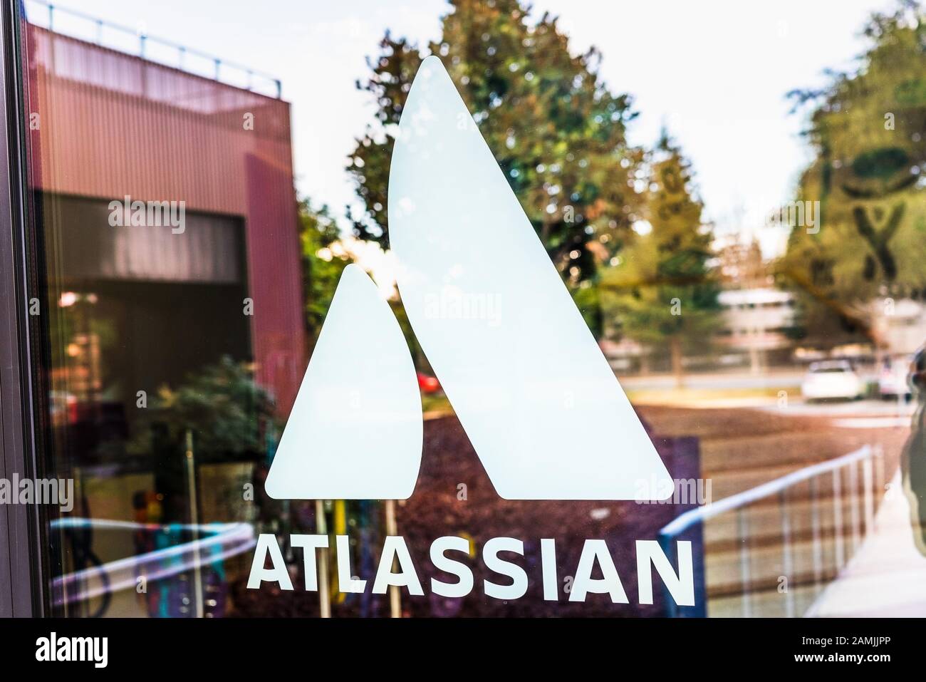12 gennaio 2020 Mountain View / CA / USA - logo Atlassian presso la loro sede centrale nella Silicon Valley; Atlassian Corporation Plc è una multazione australiana Foto Stock
