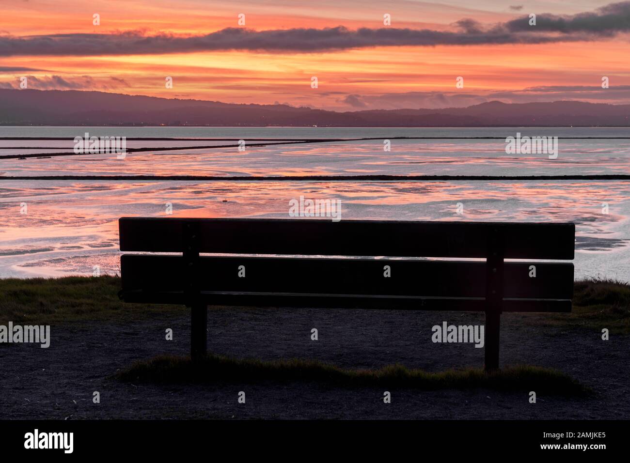 Panchina al tramonto presso il Coyote Hills Regional Park Foto Stock