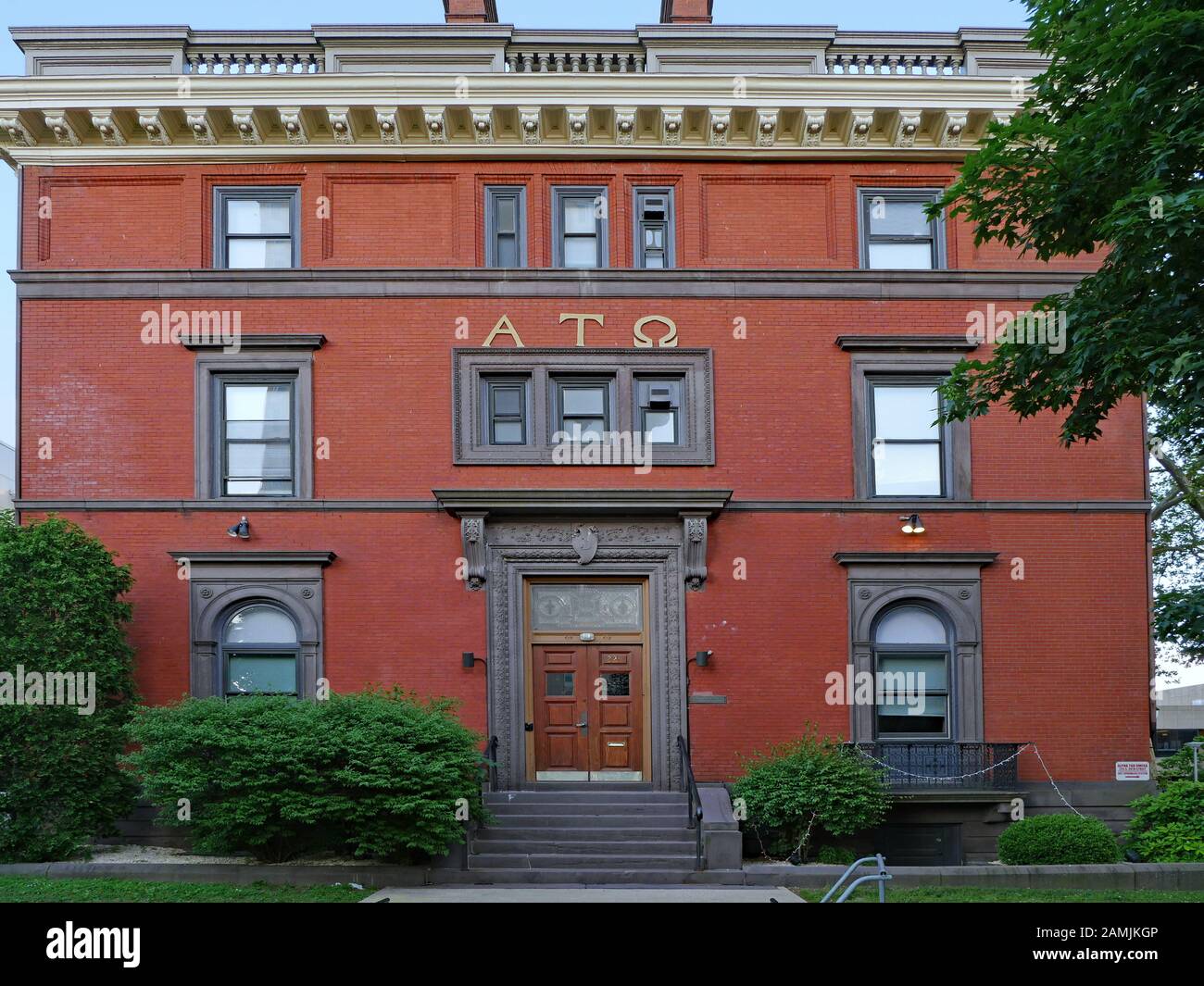 Philadelphia - MAGGIO 2019: Una vecchia casa di fraternità con lettere greche nel campus dell'Università della Pennsylvania Foto Stock