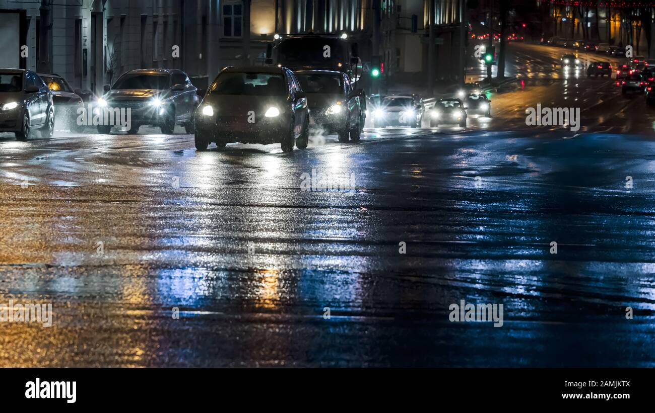 strada piovosa e auto. traffico in una notte piovosa. maltempo durante la guida Foto Stock