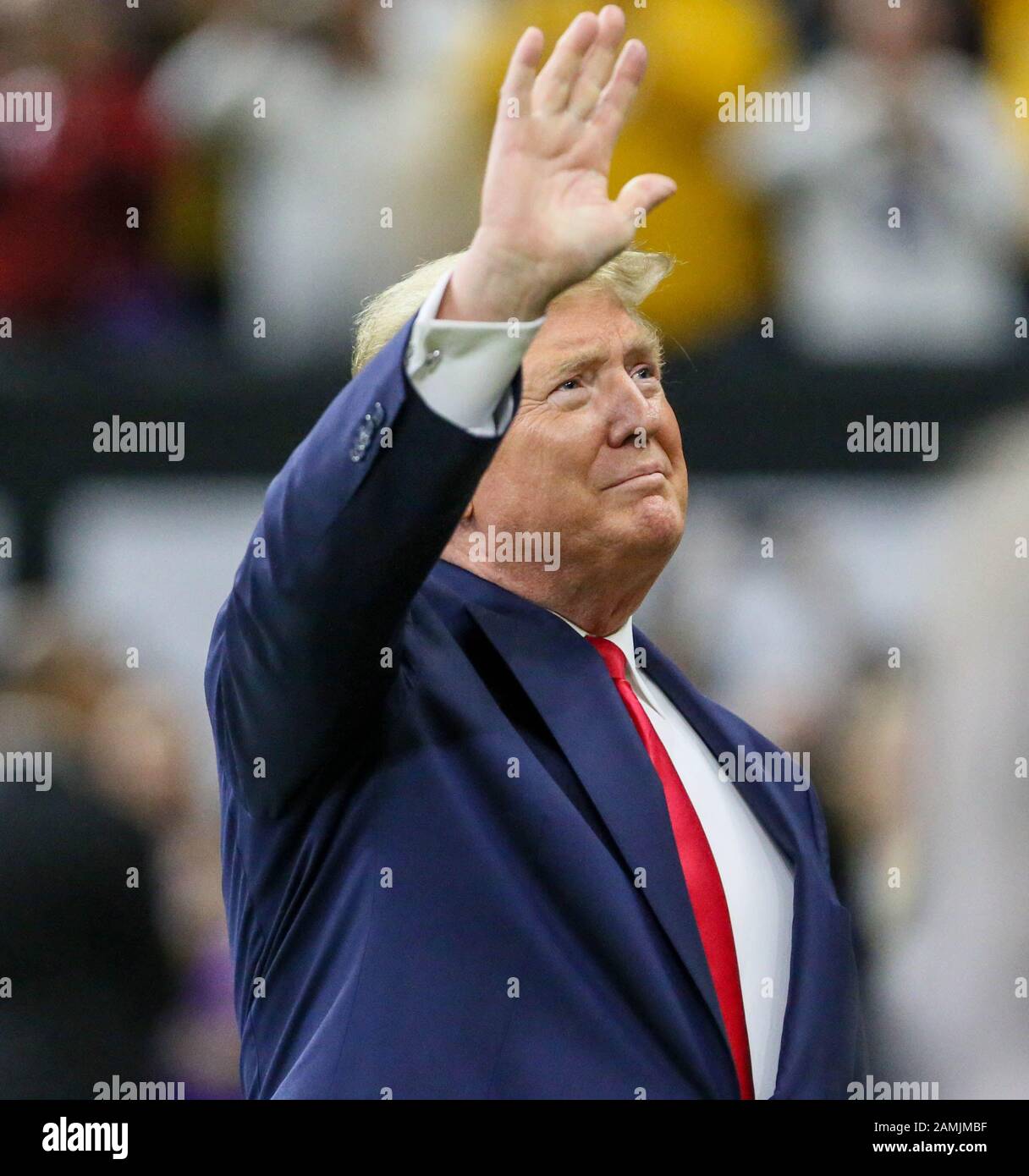 New Orleans, LOUISIANA, Stati Uniti. 13th Gen 2020. Il presidente Donald Trump si è fatto strada alla folla prima del campionato nazionale di calcio del College tra le tigri Clemson e le tigri LSU presso la Mercedes Benz Superdome di New Orleans, LOUISIANA. Jonathan Mailhes/Csm/Alamy Live News Foto Stock