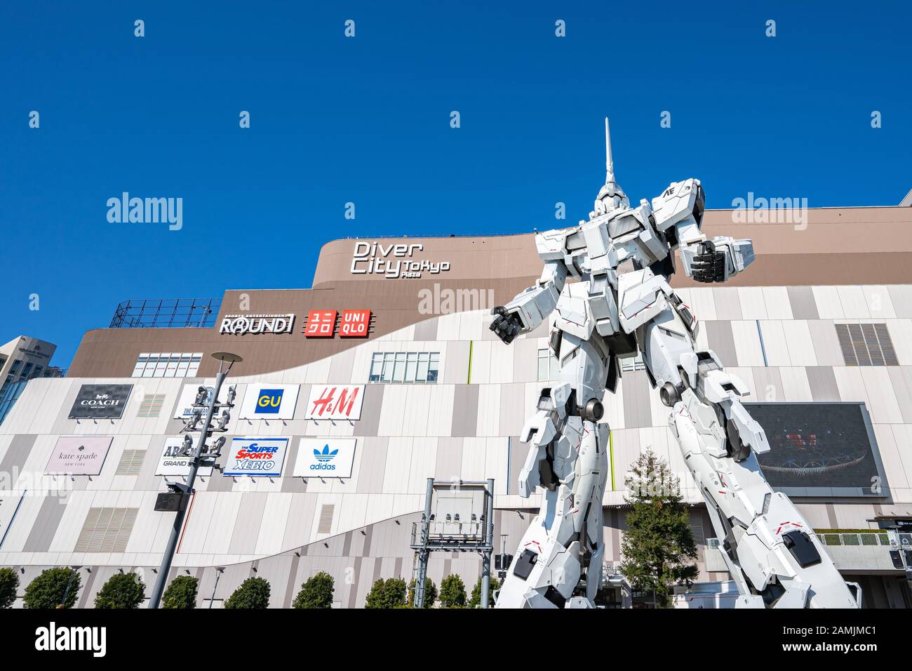 Tokyo, Giappone - 3 gennaio 2020: Rx-0 Unicorn Gundam di fronte al Diver City Tokyo Plaza di Odaiba, Tokyo. Foto Stock