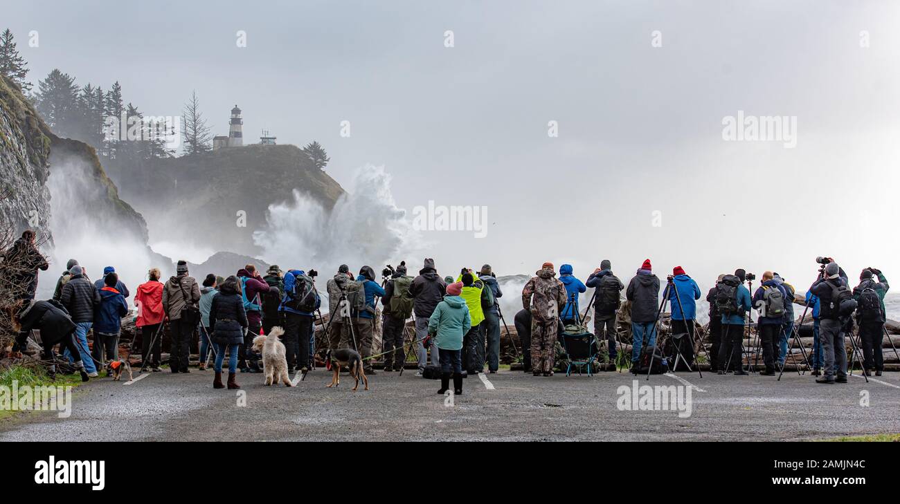 Cape Disappointment state Park, USA - 11 gennaio 2020 i fotografi si allineano per una tempesta invernale di onde durante una marea del re. Foto Stock