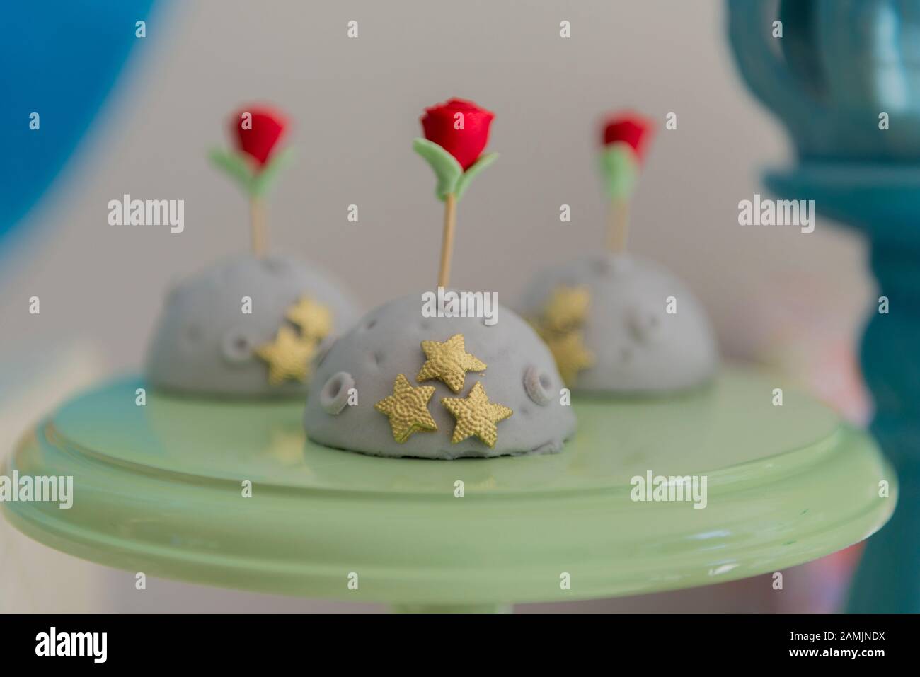 Decorazione festa compleanno bambini. Caramelle personalizzate. Piccola  festa a tema principe. Tavolo decorato per festeggiare il compleanno dei  bambini. Primo piano di arredamento par Foto stock - Alamy