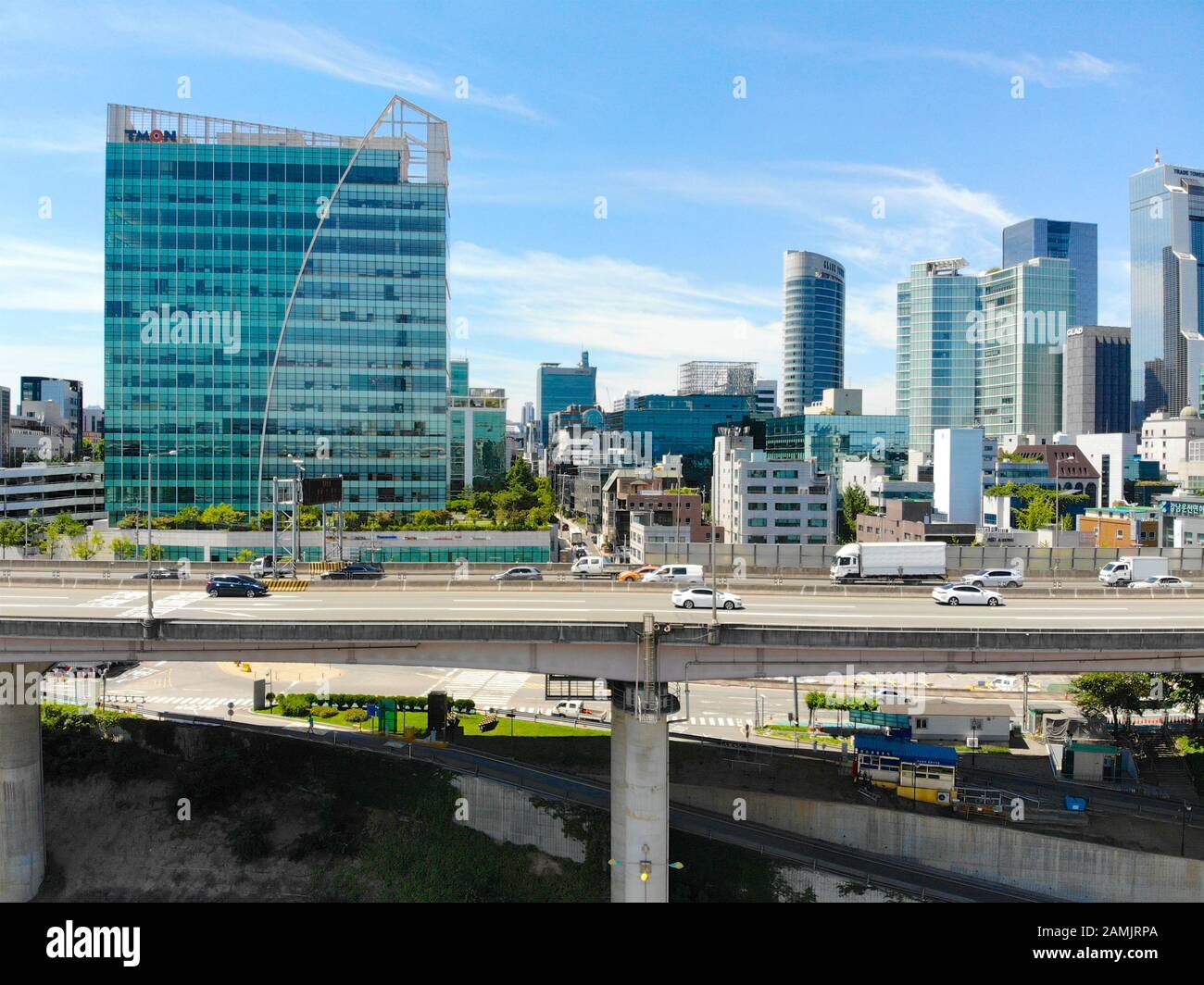 Veduta aerea dell'auto che guida sull'autostrada a ponte a Seoul, Corea del Sud. Vista laterale dell'autostrada con le auto che vanno su entrambi i lati. Strada trafficata accanto all'edificio cittadino, Agosto 22nd, 2019 Foto Stock