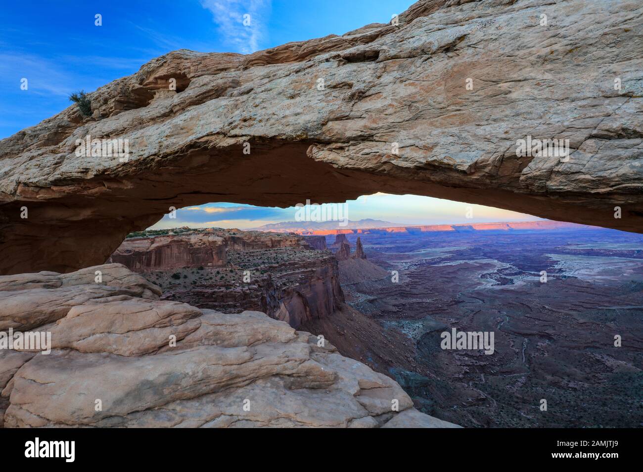 Mesa Arch al tramonto nel Canyonlands National Park, Utah Foto Stock