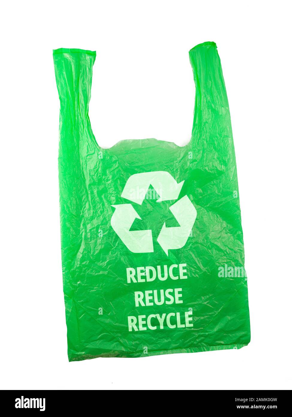 Sacchetto di plastica con logo Recycle Sign e le parole RIDUCONO IL RICICLAGGIO sul nero bianco, concetto eco-compatibile Foto Stock