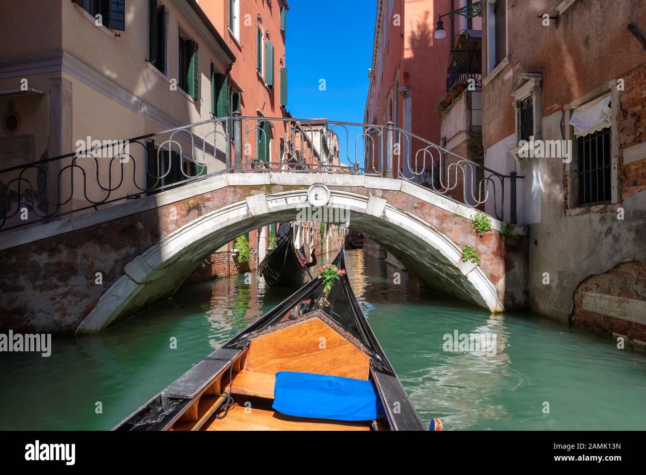 Gondola veneziana sul canale di Venezia, Italia. Foto Stock