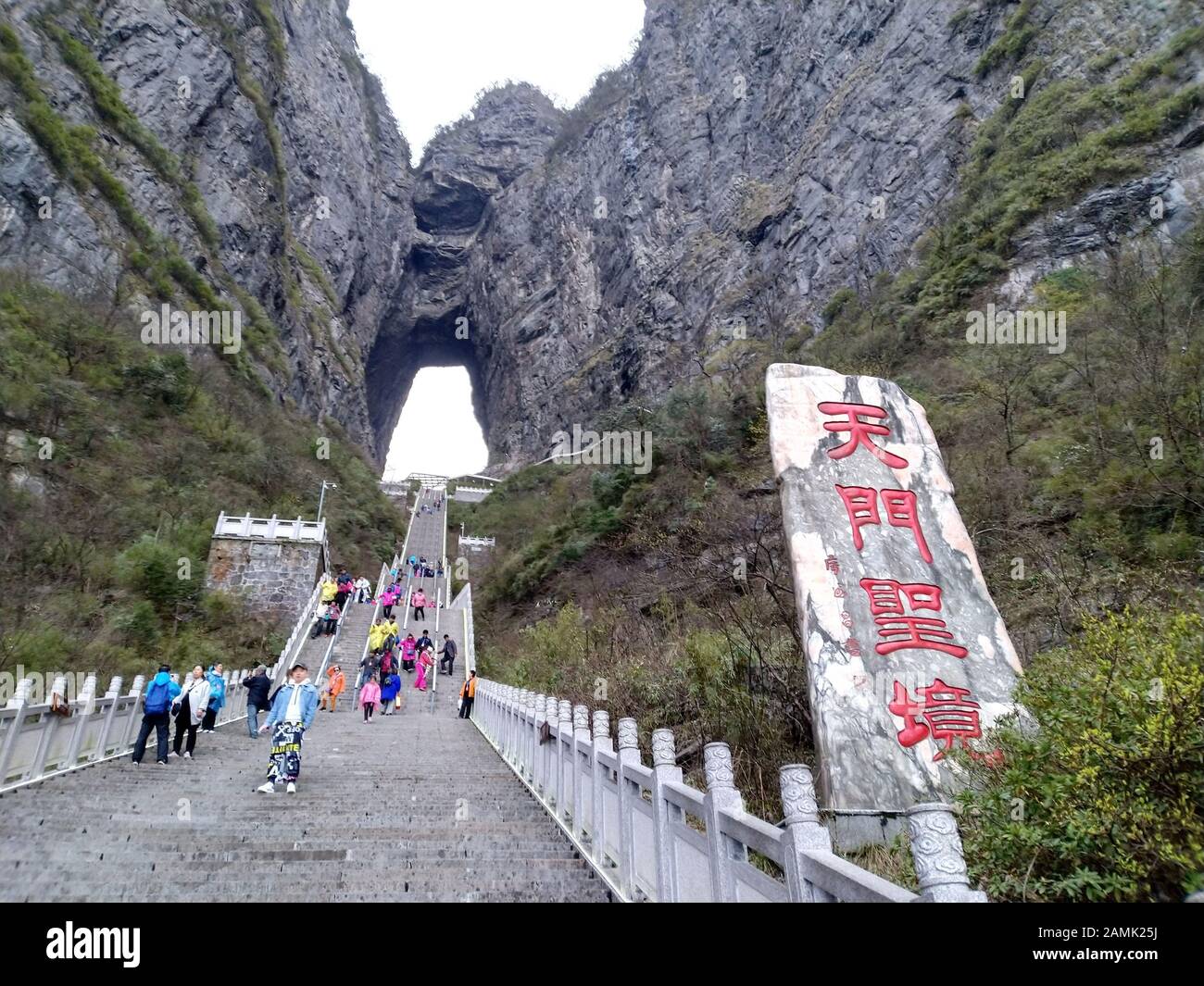 Hunan, Hunan, Cina. 14th Gen 2020. Hunan, Cina-Tianshan montagne, chiamato per la meraviglia naturale grotta Tianmen, sono la montagna più alta nel distretto di Rongding, Zhangjiajie, provincia di Hunan, 13 gennaio 2020. Tianmen montagna ha vinto il premio per il turismo cinese Oscar nel 2019. I Visitatori possono prendere la più lunga cavalcata del mondo per shuttle attraverso le nuvole, Per scoprire le meraviglie mozzafiato del mare delle nuvole, e per vivere la leggendaria grotta di Tianmen, la grotta naturale più alta del mondo, la passerella di vetro posta sulle scogliere, e il mozzafiato viale Tongtian e la tortuosa strada di montagna. (Credit Image: © Sipa Asia Foto Stock