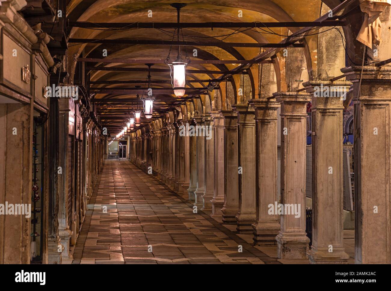 Portici di Piazza San Marco a Venezia di notte Foto Stock