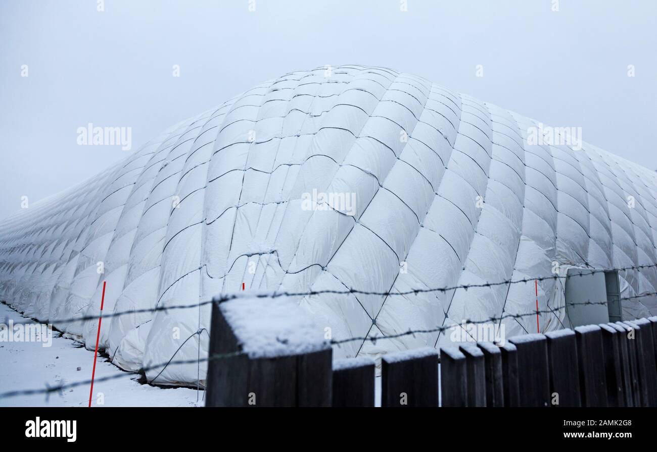 Umea, Norrland Svezia - 20 dicembre 2019: Grande tenda da calcio dietro filo spinato su cui nevicava Foto Stock