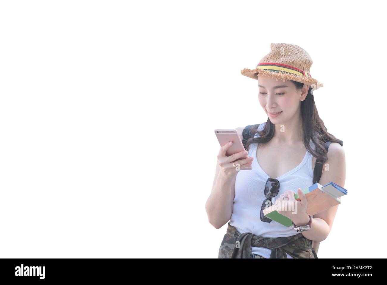 Bella donna turistica asiatica sorridente e utilizzando il telefono cellulare isolato con il sentiero di clipping su sfondo bianco Foto Stock