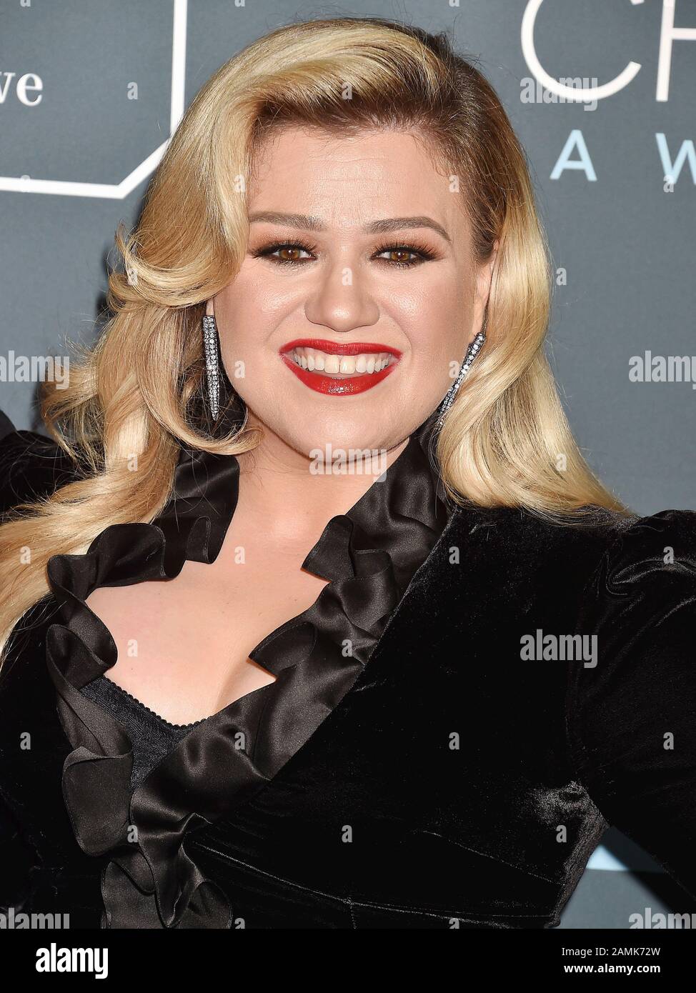 Santa MONICA, CA - 12 GENNAIO: Kelly Clarkson partecipa al 25th Annual Critics' Choice Awards di Barker Hangar il 12 gennaio 2020 a Santa Monica, California. Foto Stock