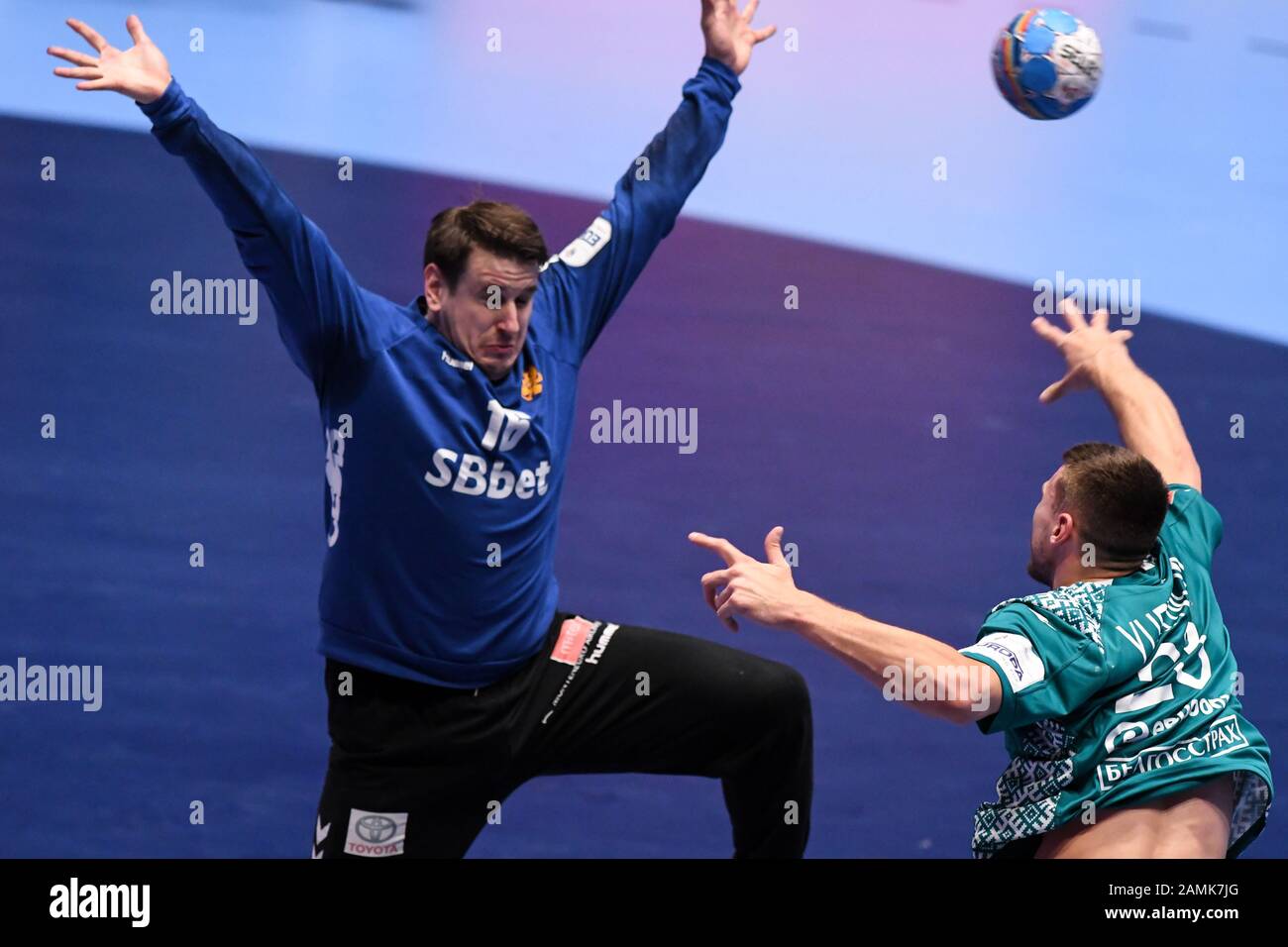 Nebojsa Simic del Montenegro visto in azione durante la partita di pallamano tra le squadre nazionali del Montenegro e della Bielorussia nel Gruppo A di uomini EHF EURO 2020 a Graz. Foto Stock