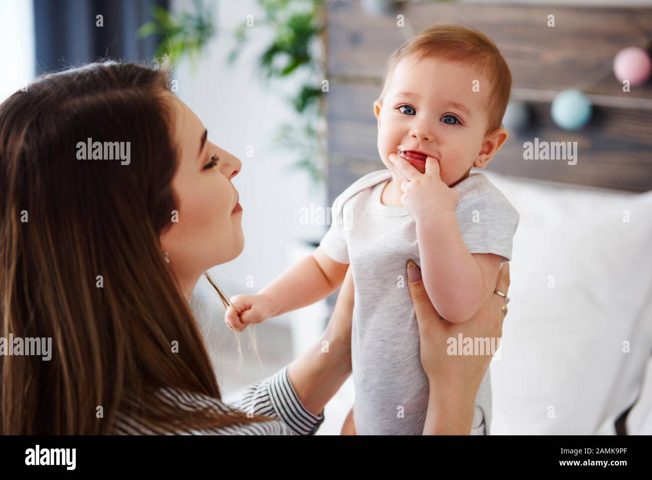Giovane donna che gioca con la sua bambina Foto Stock