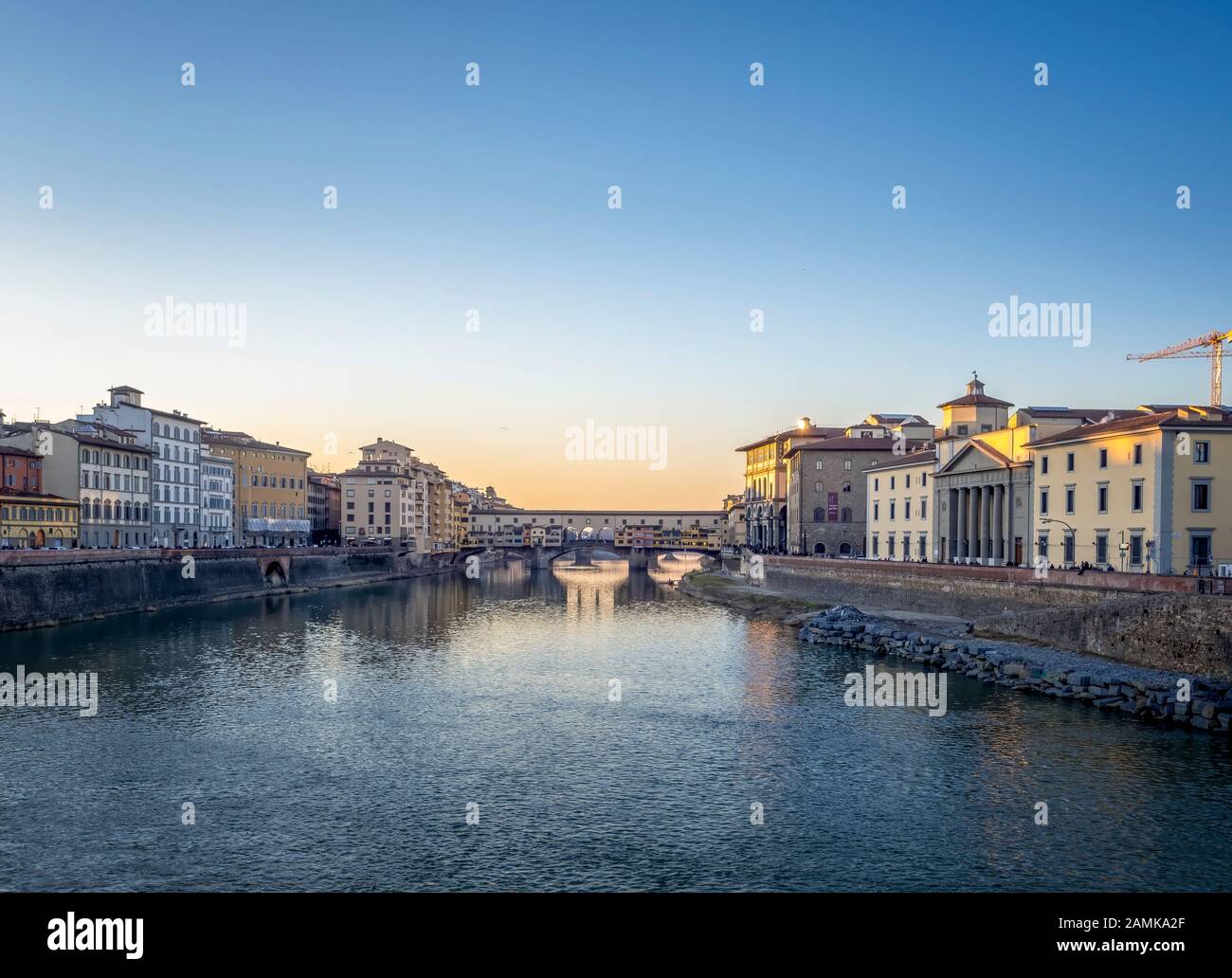 Firenze, ITALIA, 6 gennaio 2020: Il fiume Arno sotto il sole invernale. Ponte Vecchio, il famoso Ponte Vecchio, nell'ora blu. In Cerca Di San Frediano Foto Stock