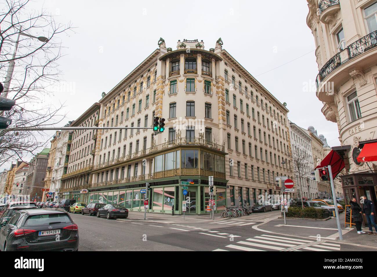 Gli appartamenti Majolikahaus (maiolica) al n° 40 Linke Wienzeile progettati da otto Wagner nel 1899, Naschmarkt , Vienna, Austria. Foto Stock