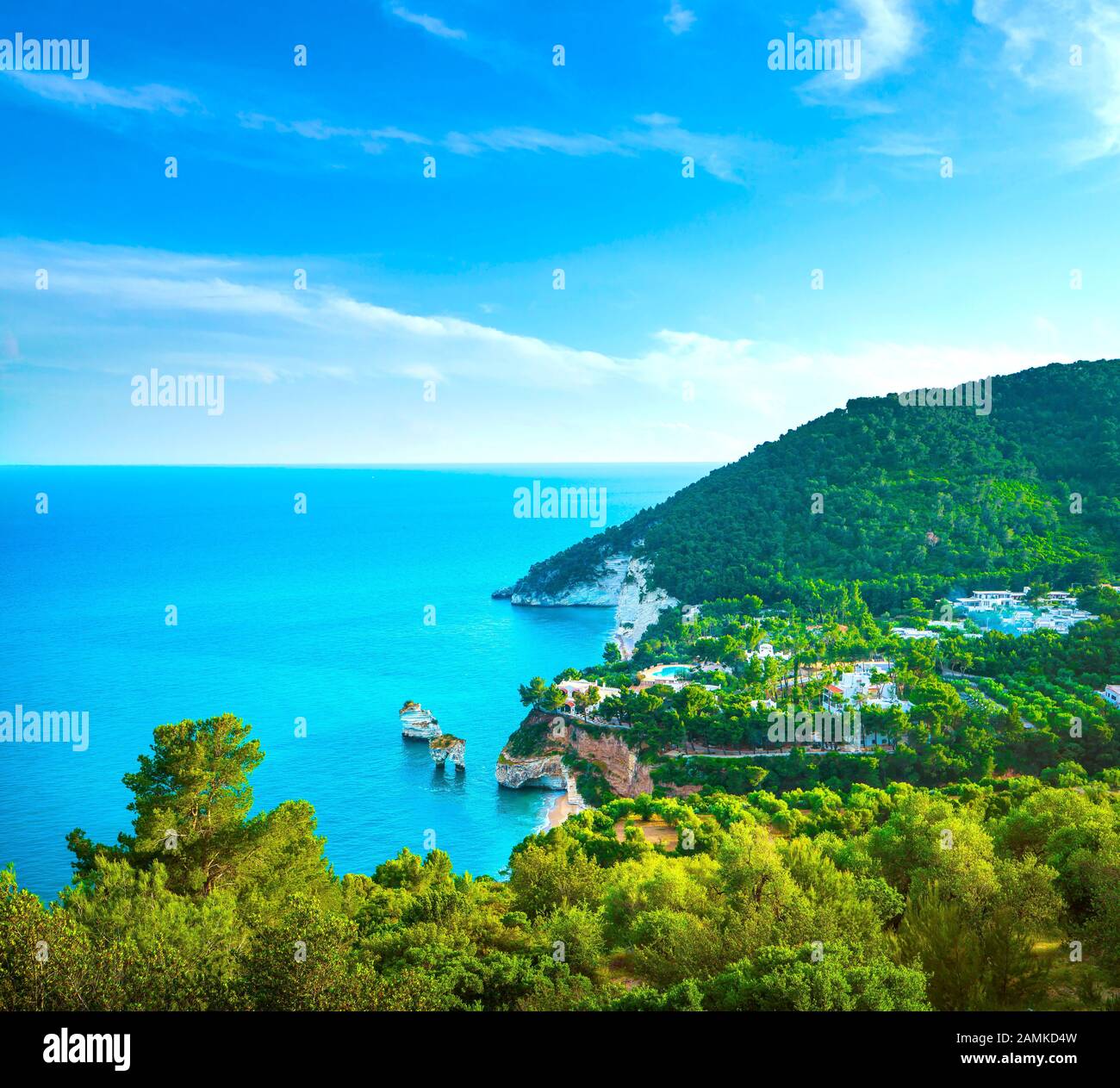 Mattinata Faraglioni pile e spiaggia costa di Mergoli, Vieste del Gargano Puglia, Italia. L'Europa. Esposizione lunga Foto Stock