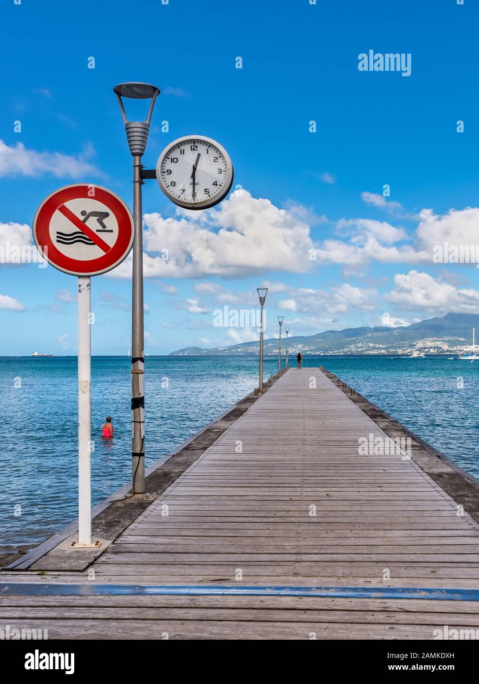 Les Trois-Ilets, Martinica - 13 dicembre 2018: Orologio sul molo Anse-a-l'Ane nella città di Les Trois-Ilets, Martinica. Foto Stock