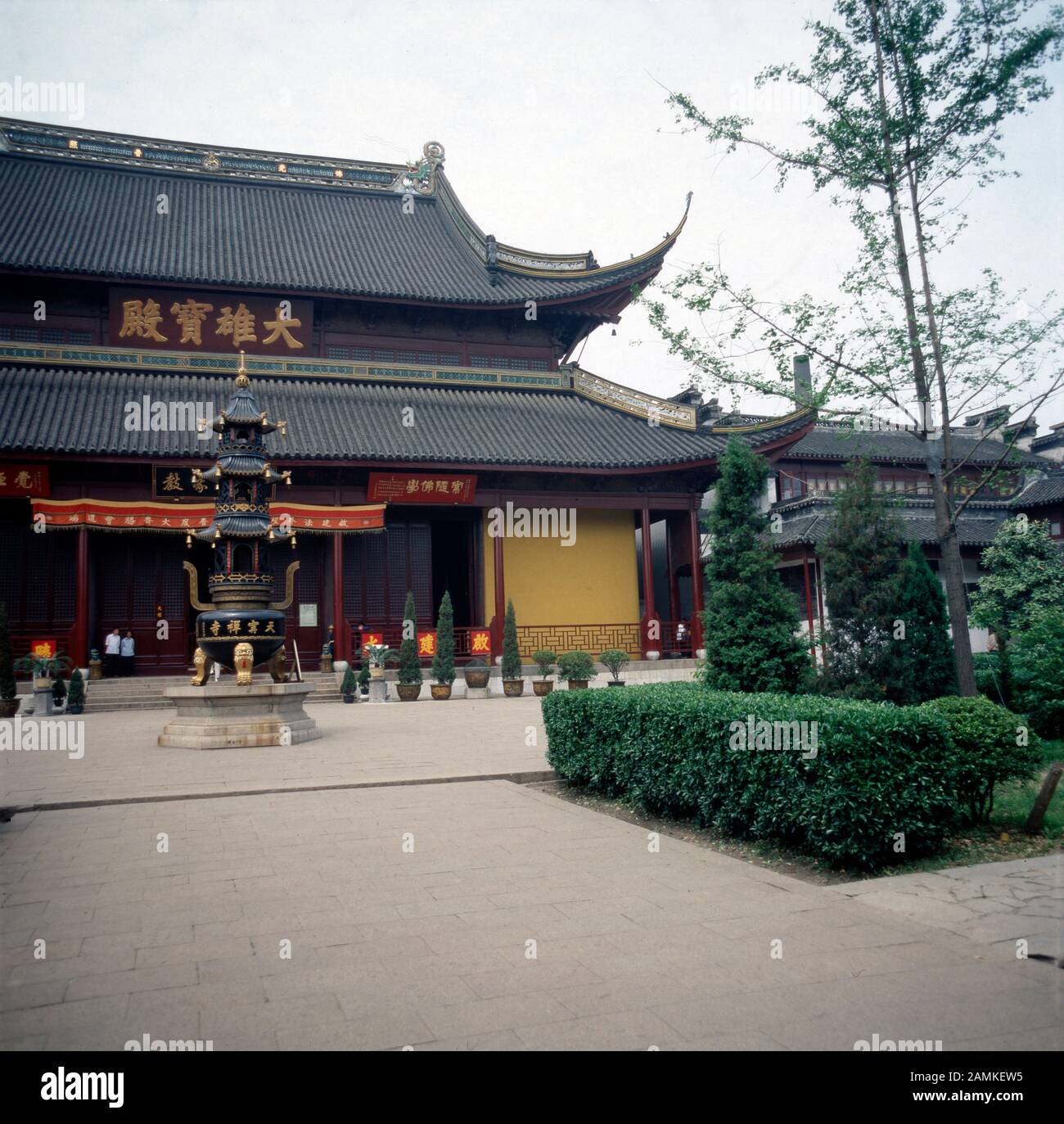 VOR der Halle der vier Himmelskönige im Lingyin Tempel in der Stadt Hangzhou, Cina 1980er Jahre. Di fronte alla Hall of Four Heavenly Kings al Tempio Lingyin nella città di Hangzhou, Cina 1980s. Foto Stock