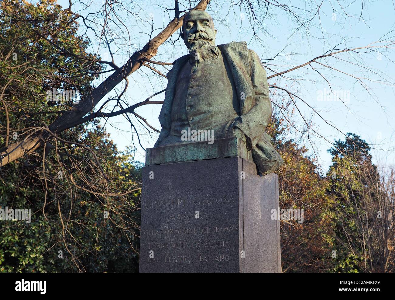 Milano, Italia: 23 dicembre 2019: Statua di Giuseppe Giacosa nel parco Indro Montanelli, Milano, Lombardia, italia Foto Stock
