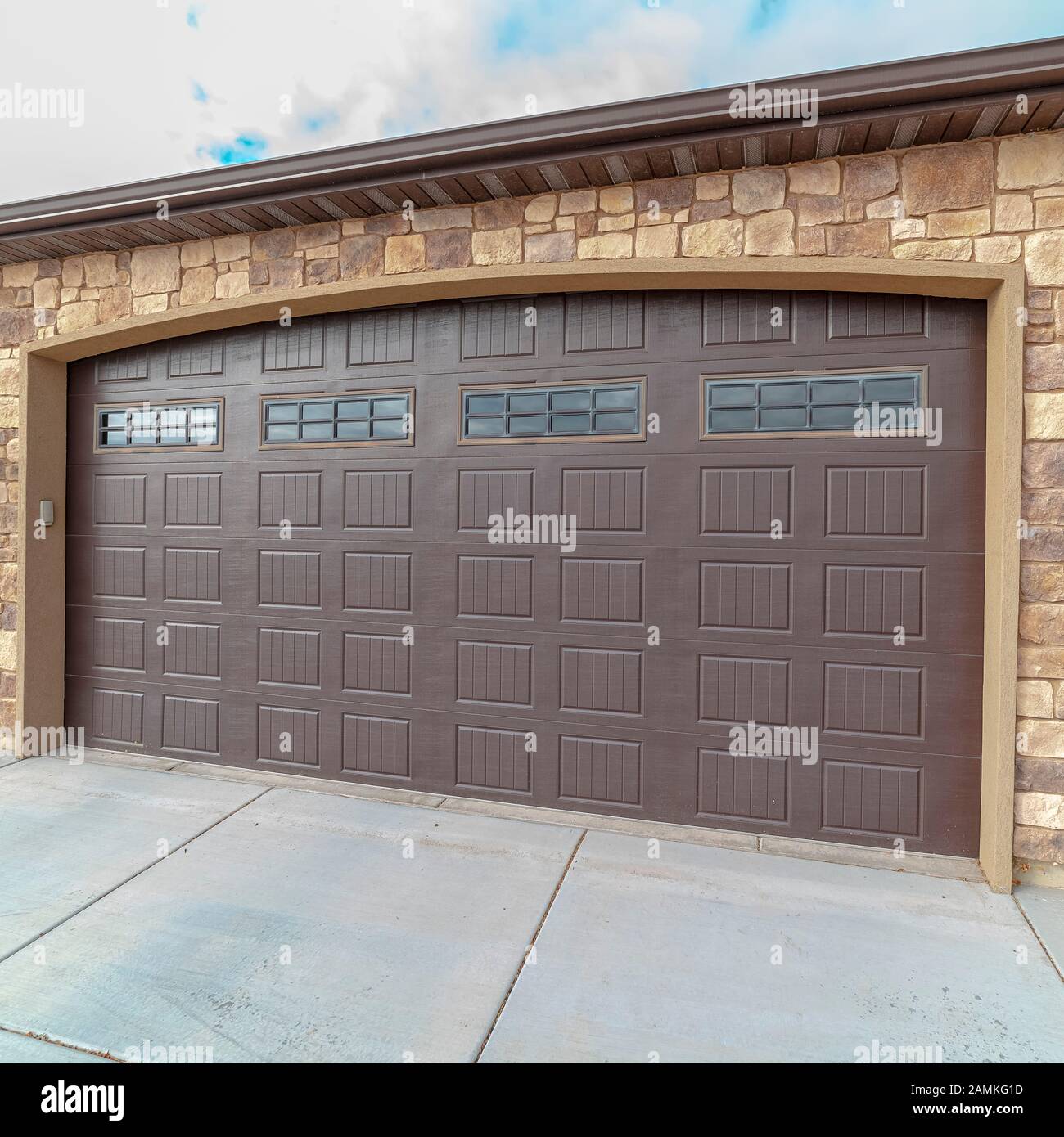 Struttura quadrata Grande chiusa doppia porta garage in legno luce giorno  Foto stock - Alamy