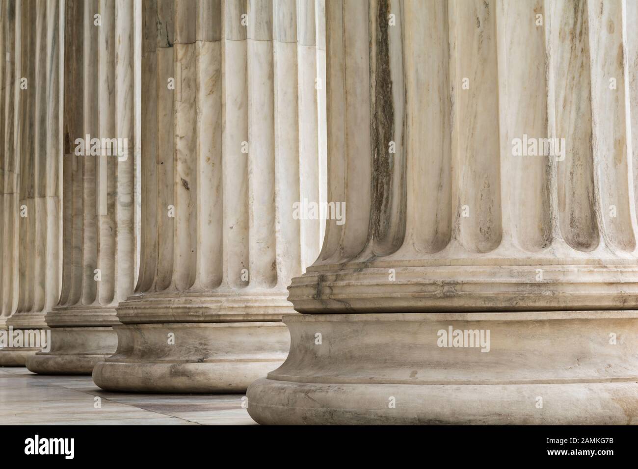 Colonnato di ordine ionico colonne, vicino. Foto Stock