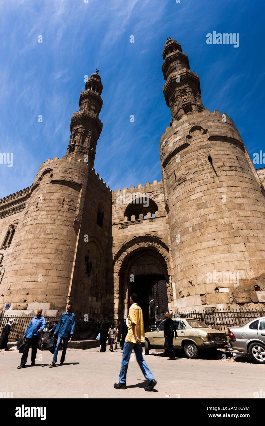 Bab Zuweila, porta sud della città, Bazaar e Street view del vecchio Cairo, area islamica, Egitto, Nord Africa, Africa Foto Stock