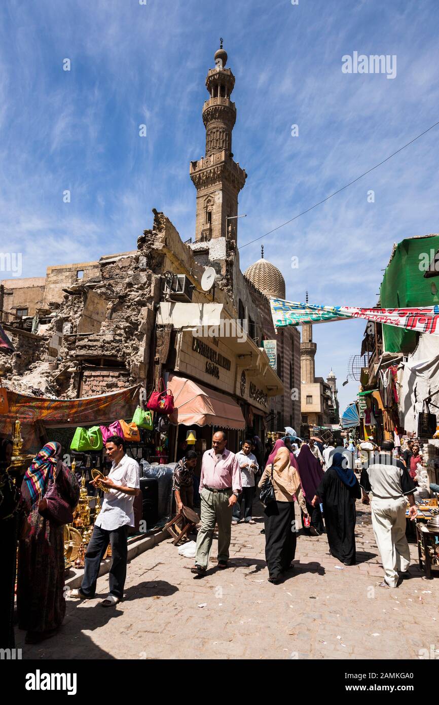 Bazar Khan al Khalili, strada principale con negozi, zona islamica del vecchio Cairo, Egitto, Nord Africa, Africa Foto Stock