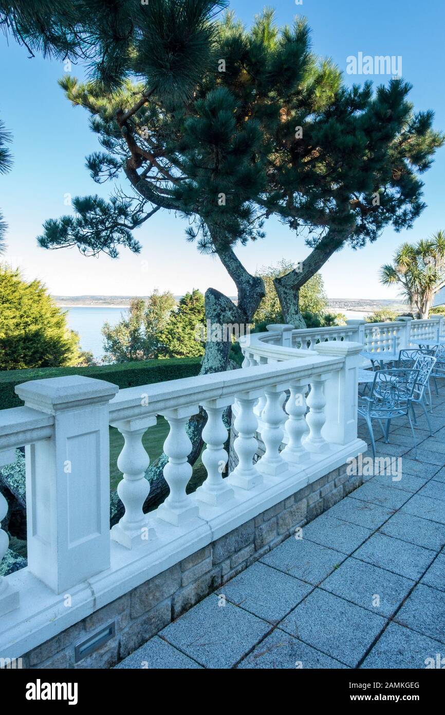 Pietra Bianca ornamentali giardino patio balaustra, England, Regno Unito Foto Stock