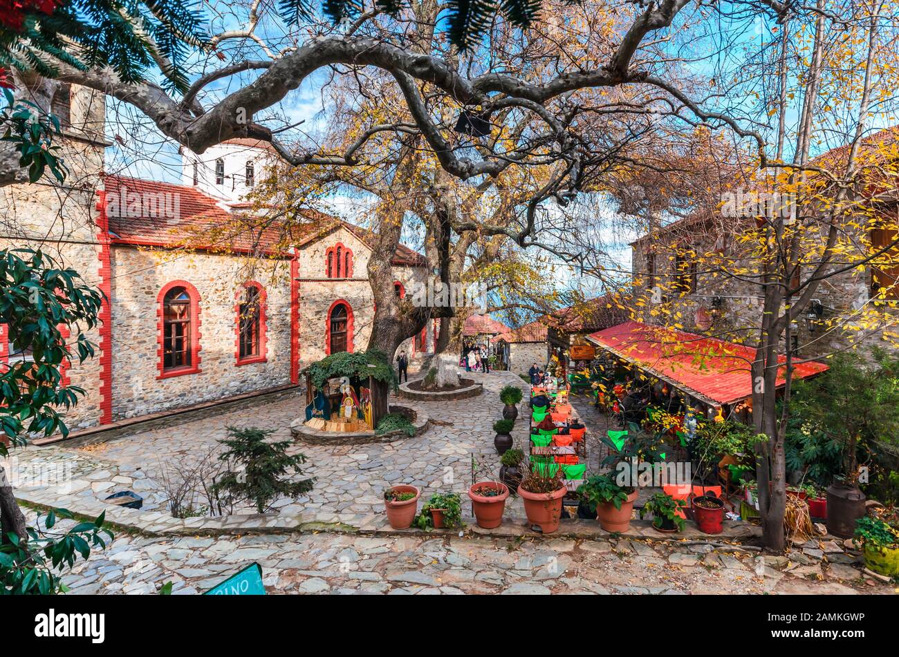 Il pittoresco villaggio greco a monte Olimpo. Ha preso il suo nome dalla chiesa di San Panteleimona che sorge nella piazza centrale della villa Foto Stock