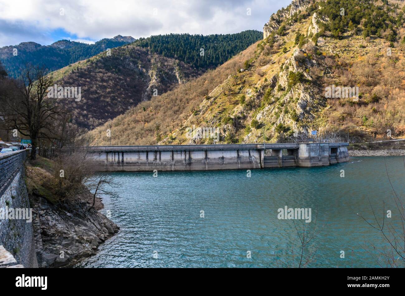 La diga del lago artificiale di Plastiras, chiamato anche Tavropos situato vicino alla città di Karditsa. Foto Stock