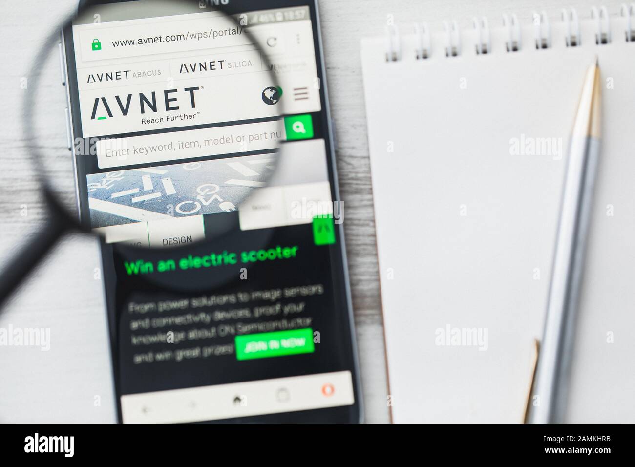 Phoenix, Arizona, Stati Uniti - 15 gennaio 2020: Sito ufficiale Avnet homepage sotto lente d'ingrandimento. Concept Avnet, è distributore di componenti elettronici Foto Stock