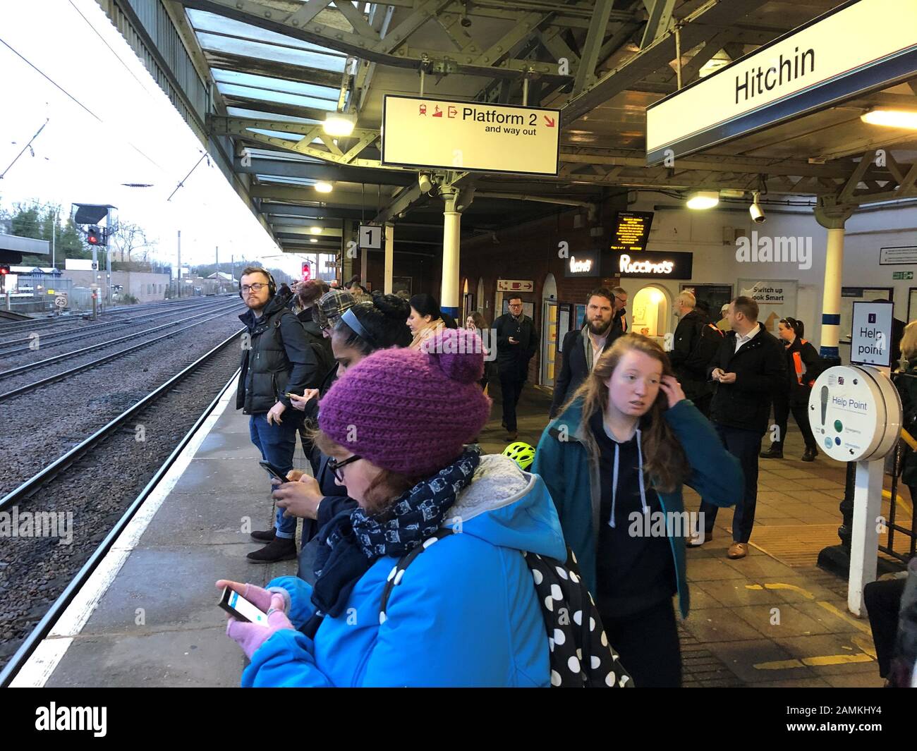 Persone in attesa su una piattaforma affollata alla stazione di Hitchin, dove i pendolari sono stati colpiti da cancellazioni di mattina presto e ritardi dopo un treno merci deragliato. Foto Stock