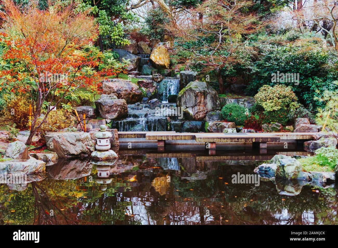 Kyoto Garden, un giardino in stile giapponese con una cascata in Holland Park, Londra Foto Stock