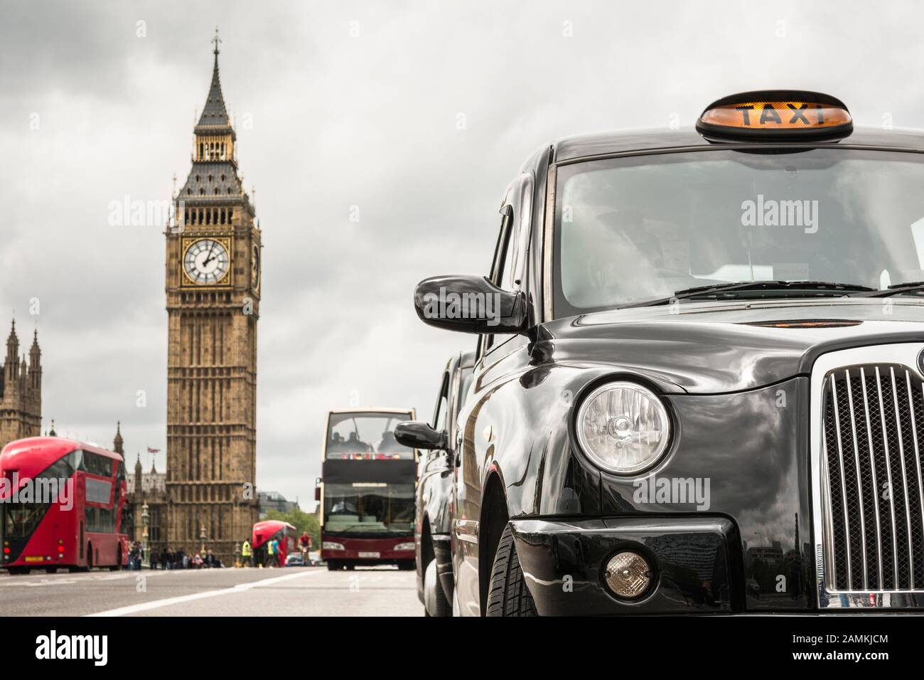 I taxi e gli autobus rossi di Londra davanti al Big ben in una giornata torbida, con una messa a fuoco selettiva Foto Stock