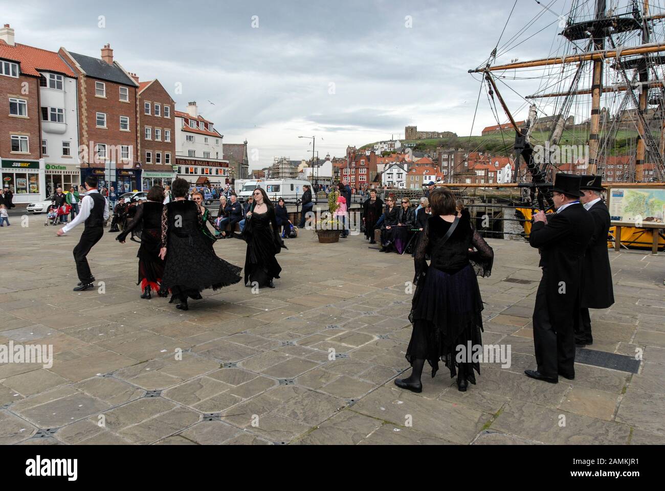 Morris danzava a Whitby, nel North Yorkshire, in Gran Bretagna, i ballerini Jet Set Border Morris che prendono il nome dalla famosa gemma Whitby Jet Black, indossati su una Foto Stock